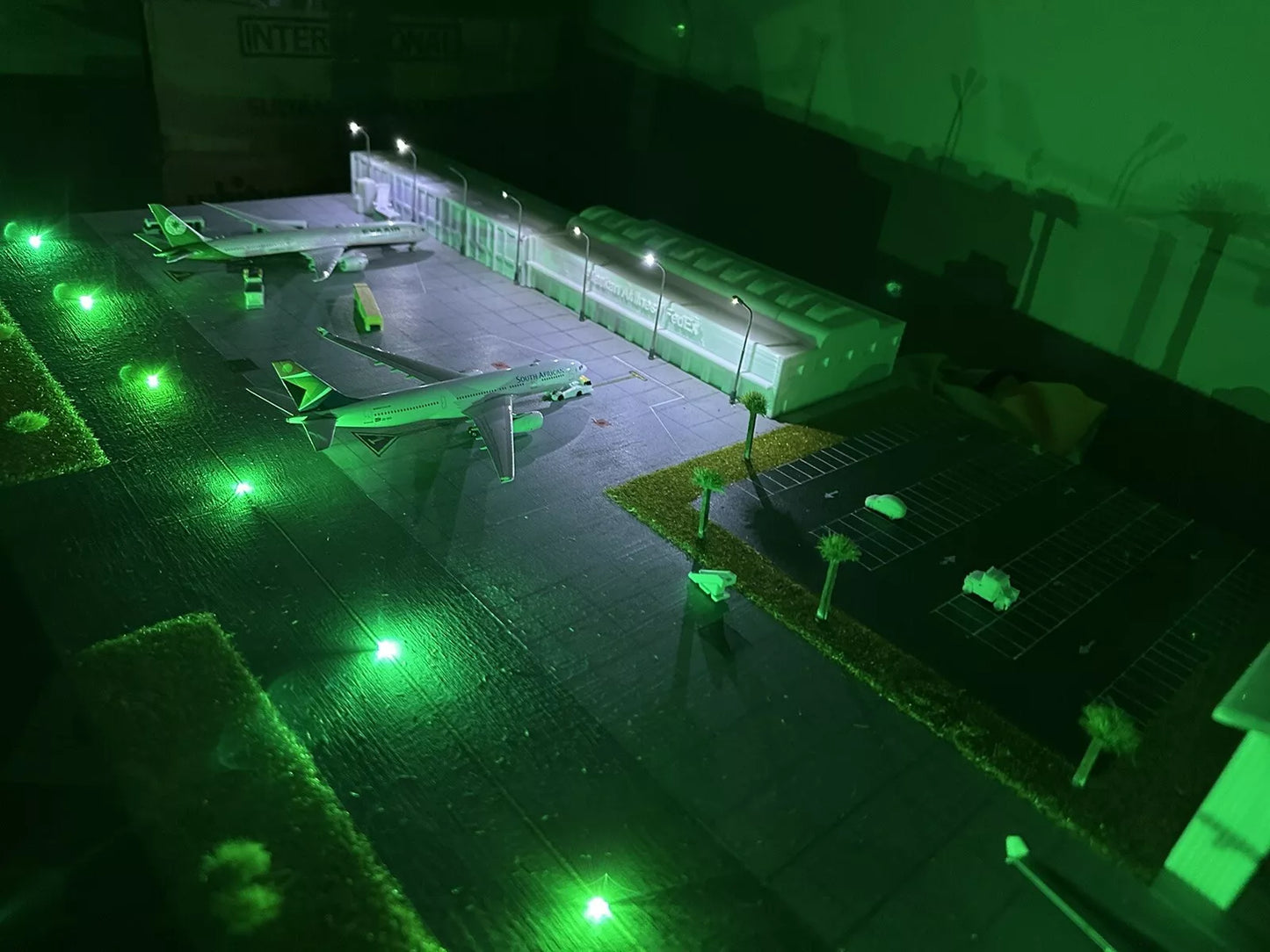 1/400 (x8) Model Airport Taxiway lights (Green) Battery Operated