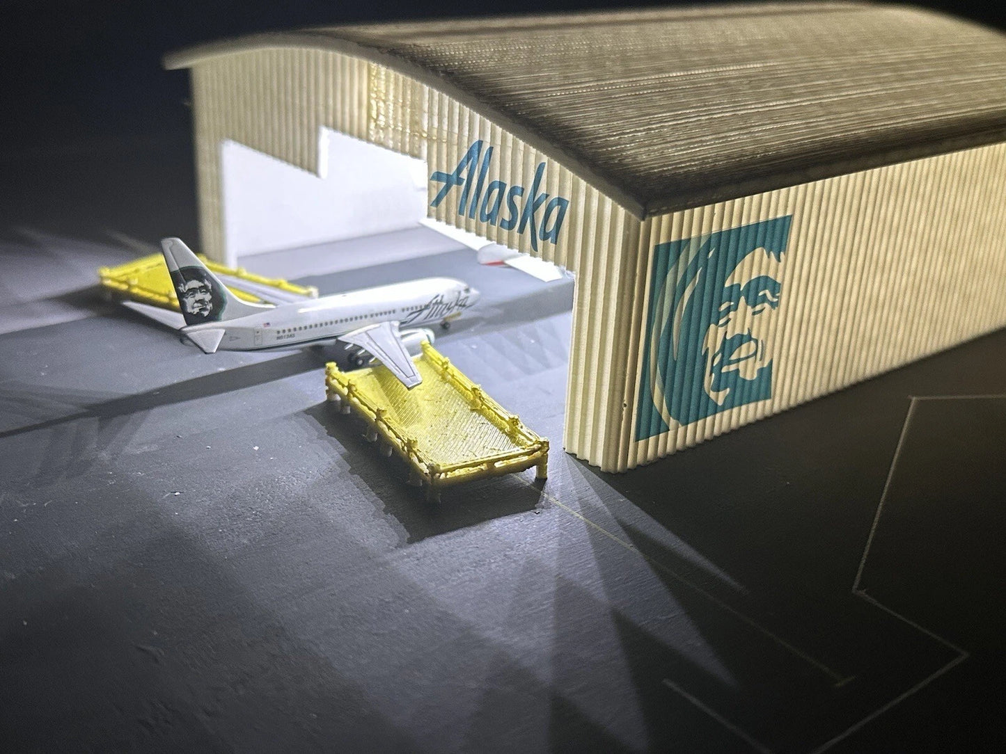 1/500 Medium Hangar With LED And Decals Of Your Choice (MD11 Size)