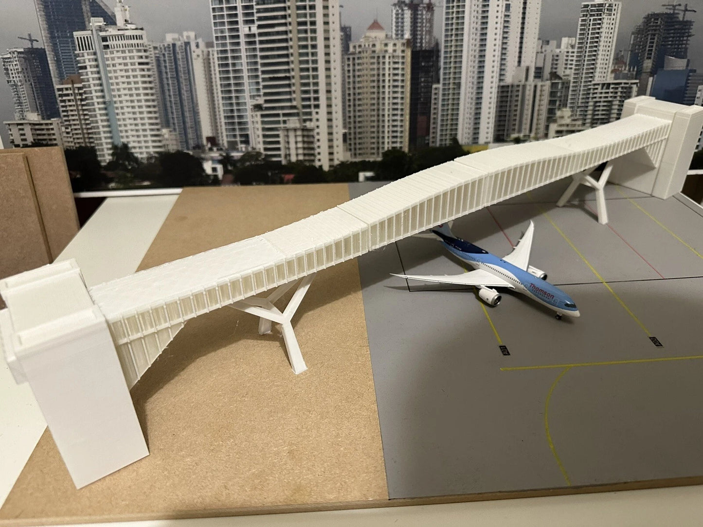 1/200 Gatwick Terminal Bridge + ATC Tower (LED) bundle