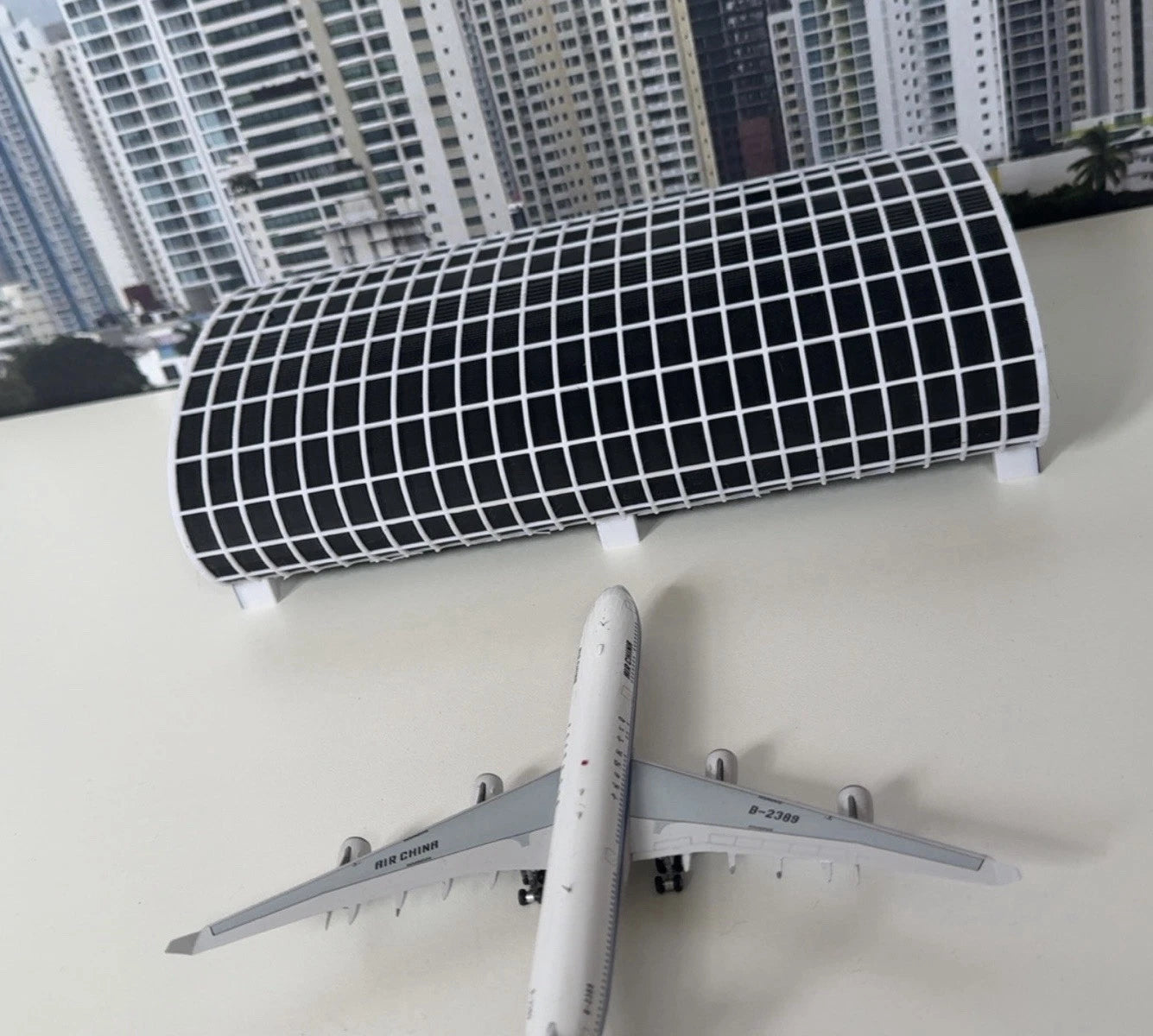 1:400 White Model Airport Terminal (B/W)