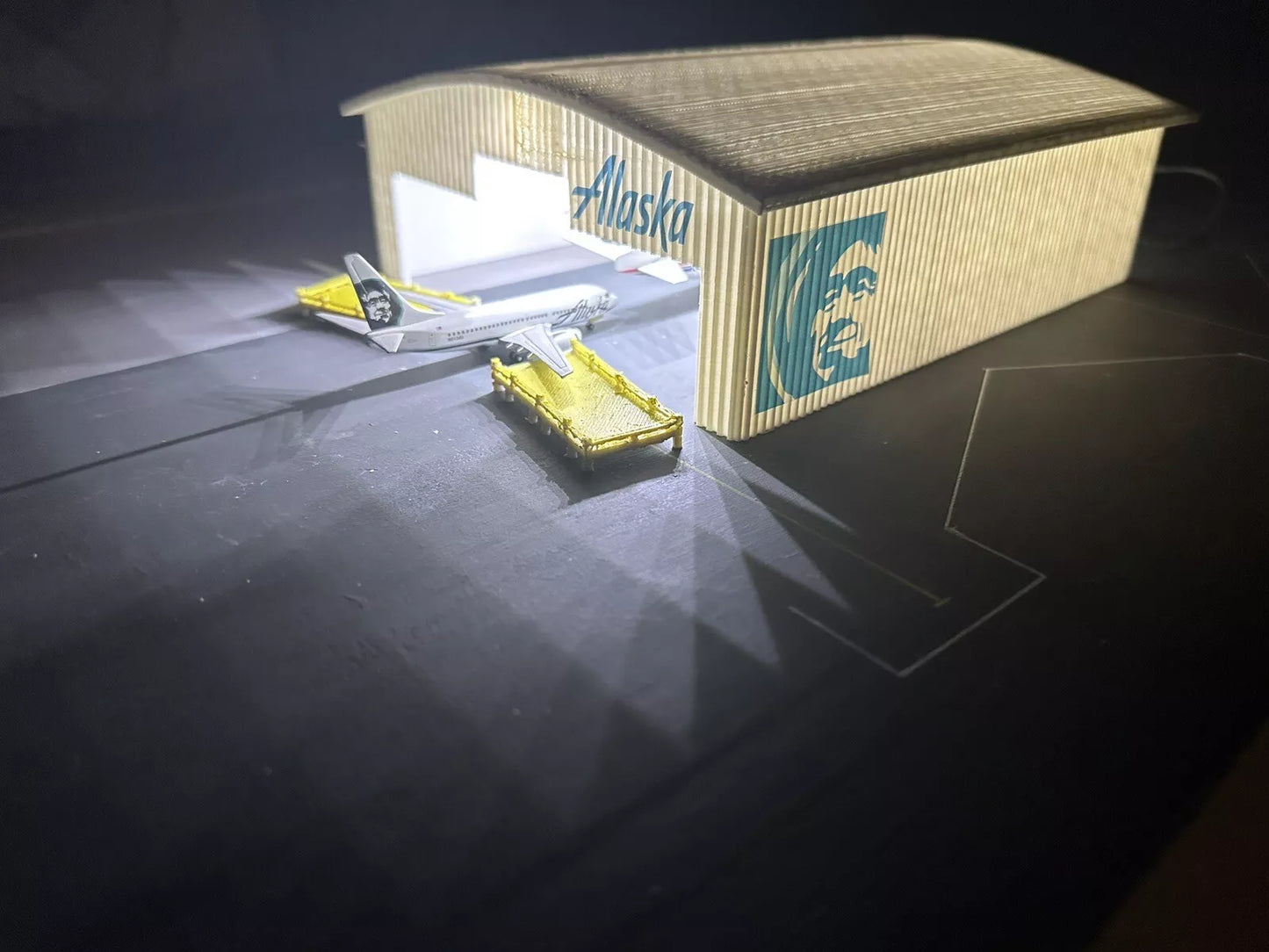 1/200 LED Lit Hangar With Decals Of Choice (Medium Size)