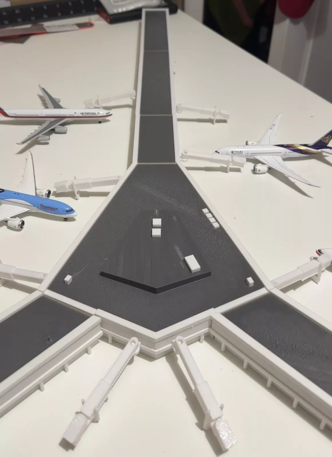 1/200 EHAM Schiphol Pier Terminal (13 gates)