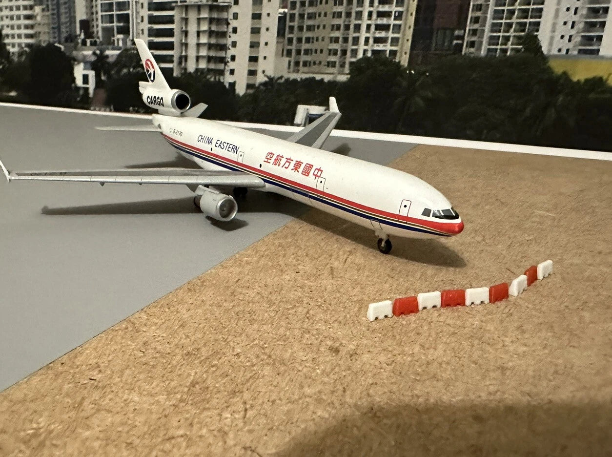 200x Barrier Airport Blocks 1/72 Red + White