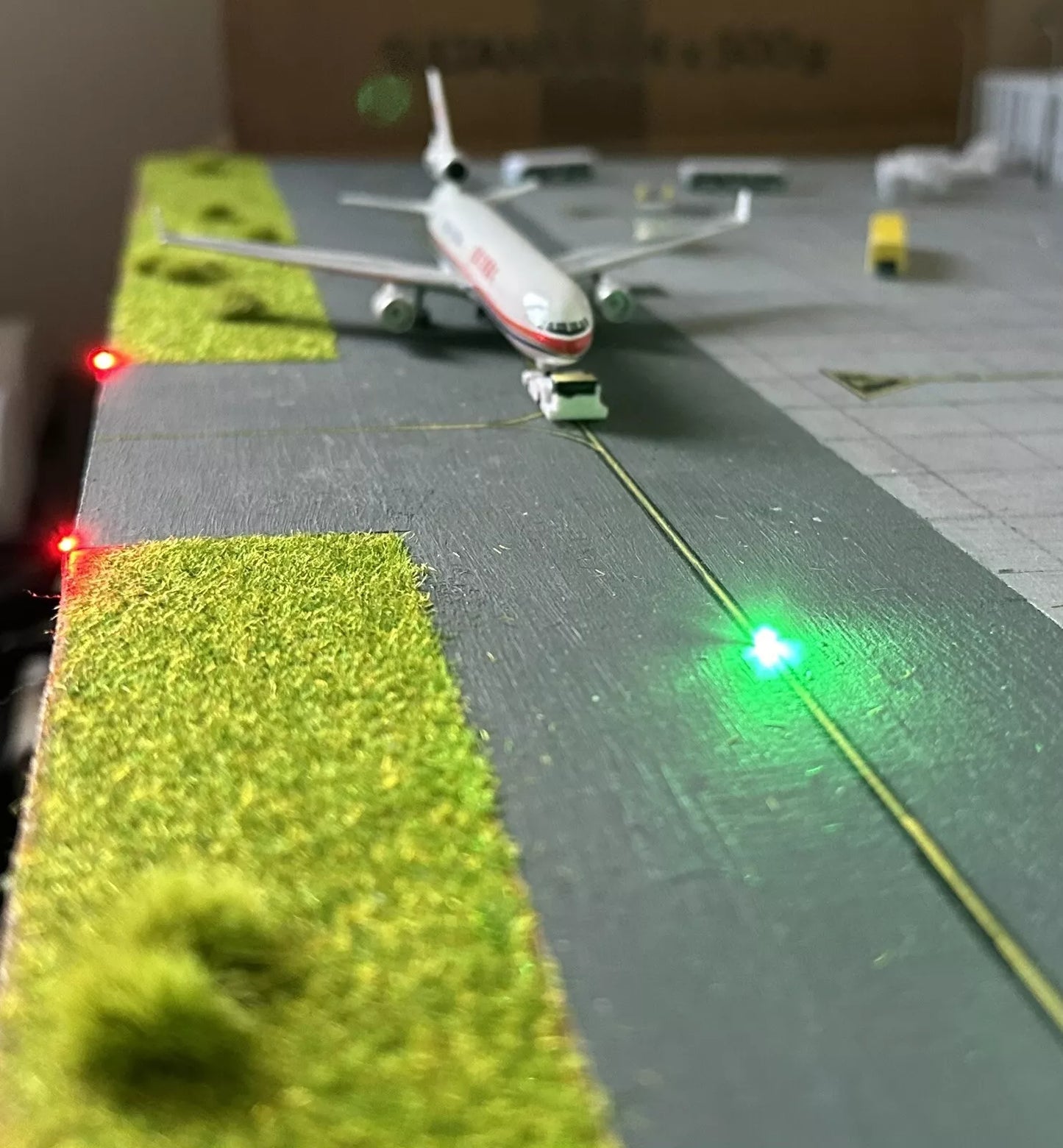 1/500 (x8) Model Airport Taxiway lights (Red) Battery Operated 