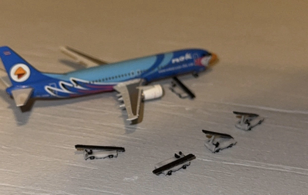 Belt Loaders (12x) 1:500 Diorama Model