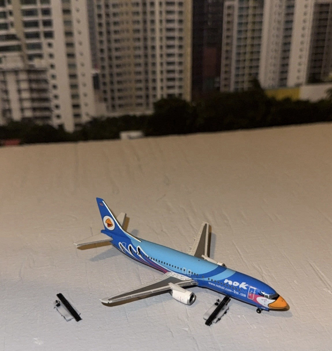 Belt Loaders (12x) 1:500 Diorama Model