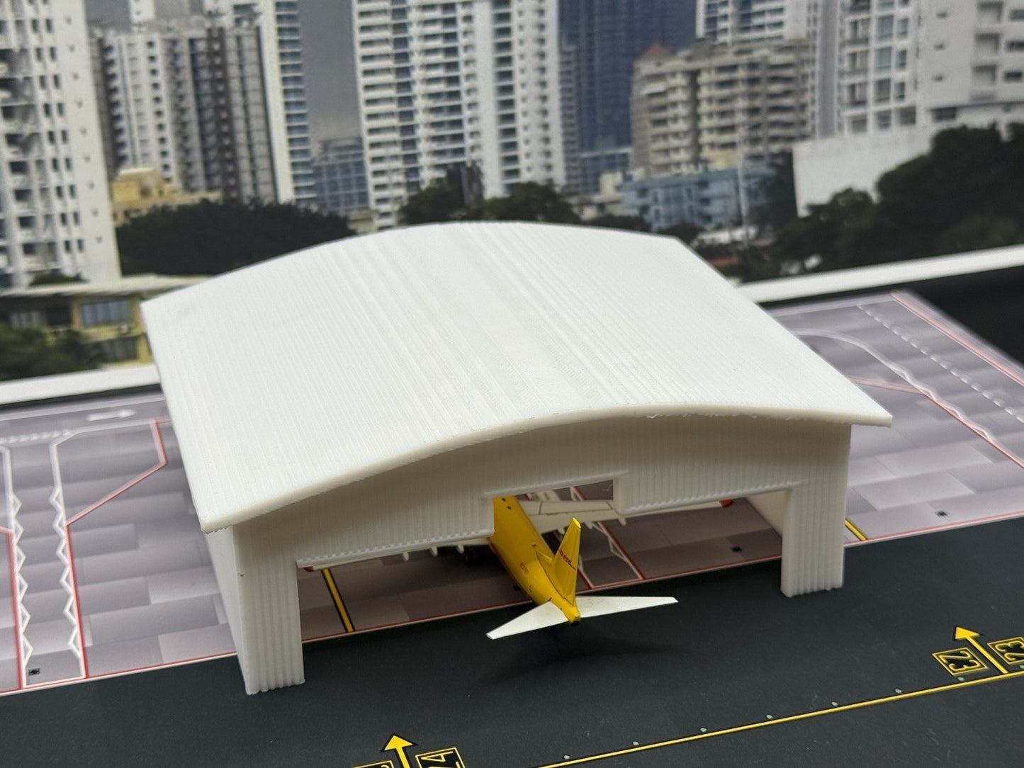 Small Hanger (White) 1:500 Diorama Model