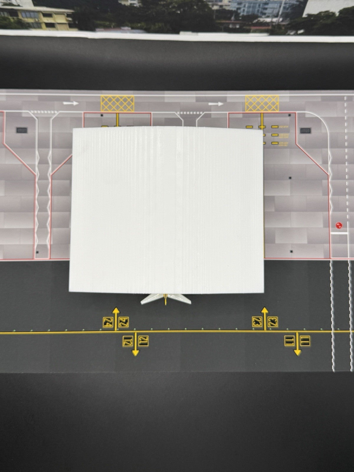 Small Hanger (White) 1:500 Diorama Model