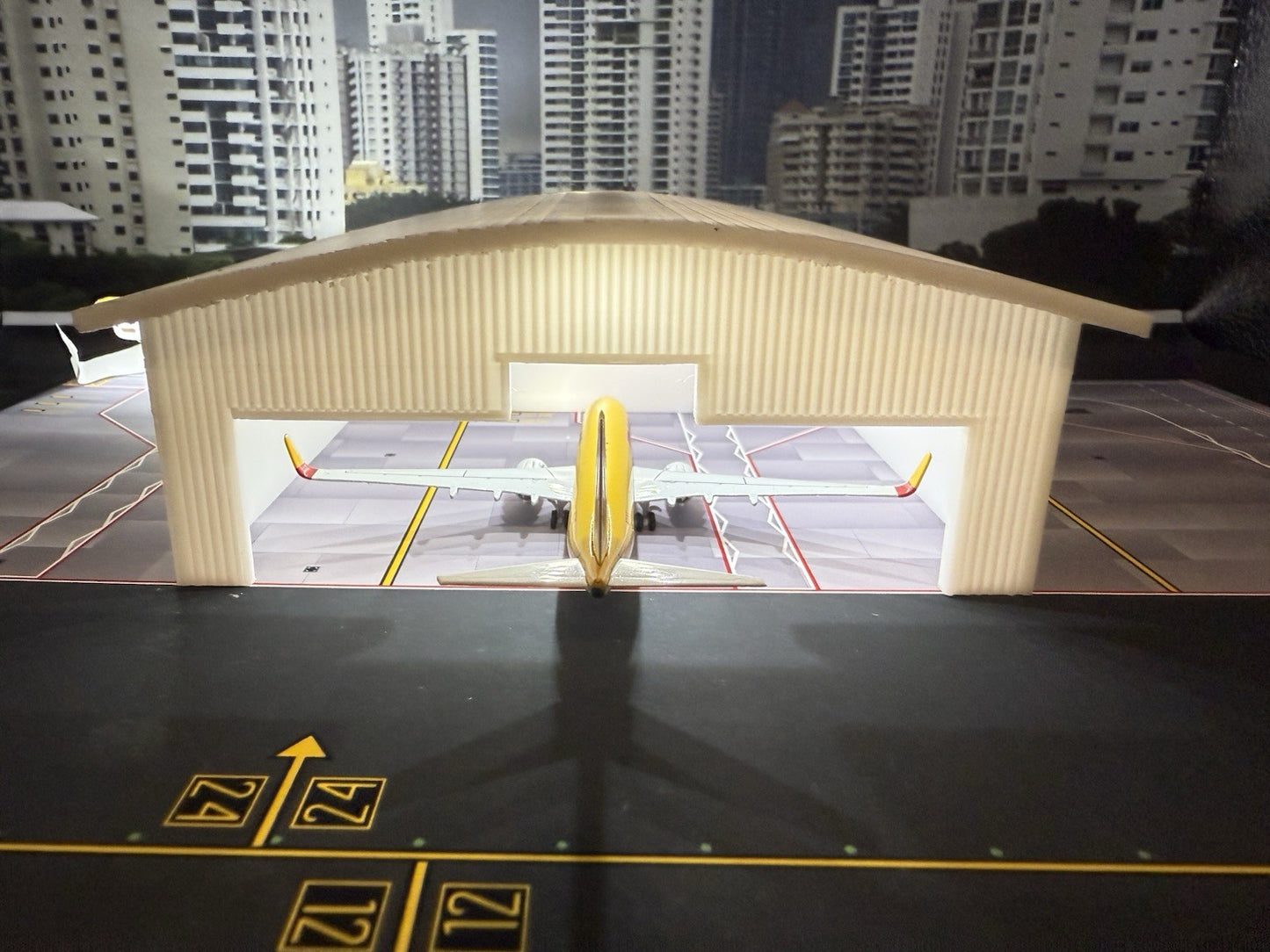 Small Hanger LED (White) 1:200 Diorama Model