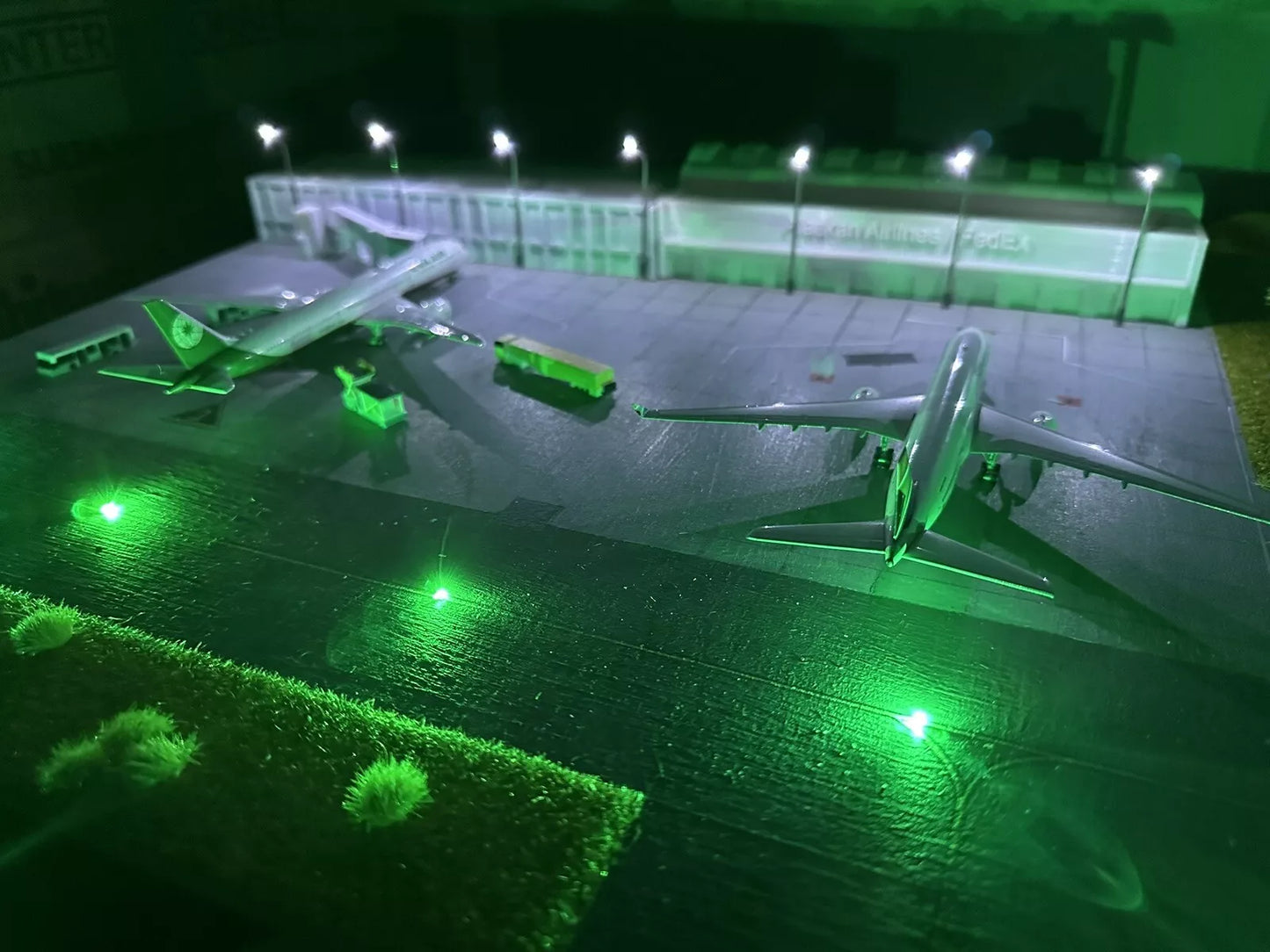 1/400 (x8) Model Airport Taxiway lights (Green) Battery Operated