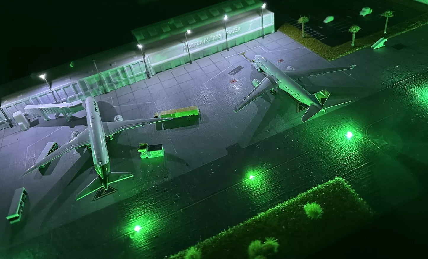 1/400 (x8) Model Airport Taxiway lights (Green) Battery Operated
