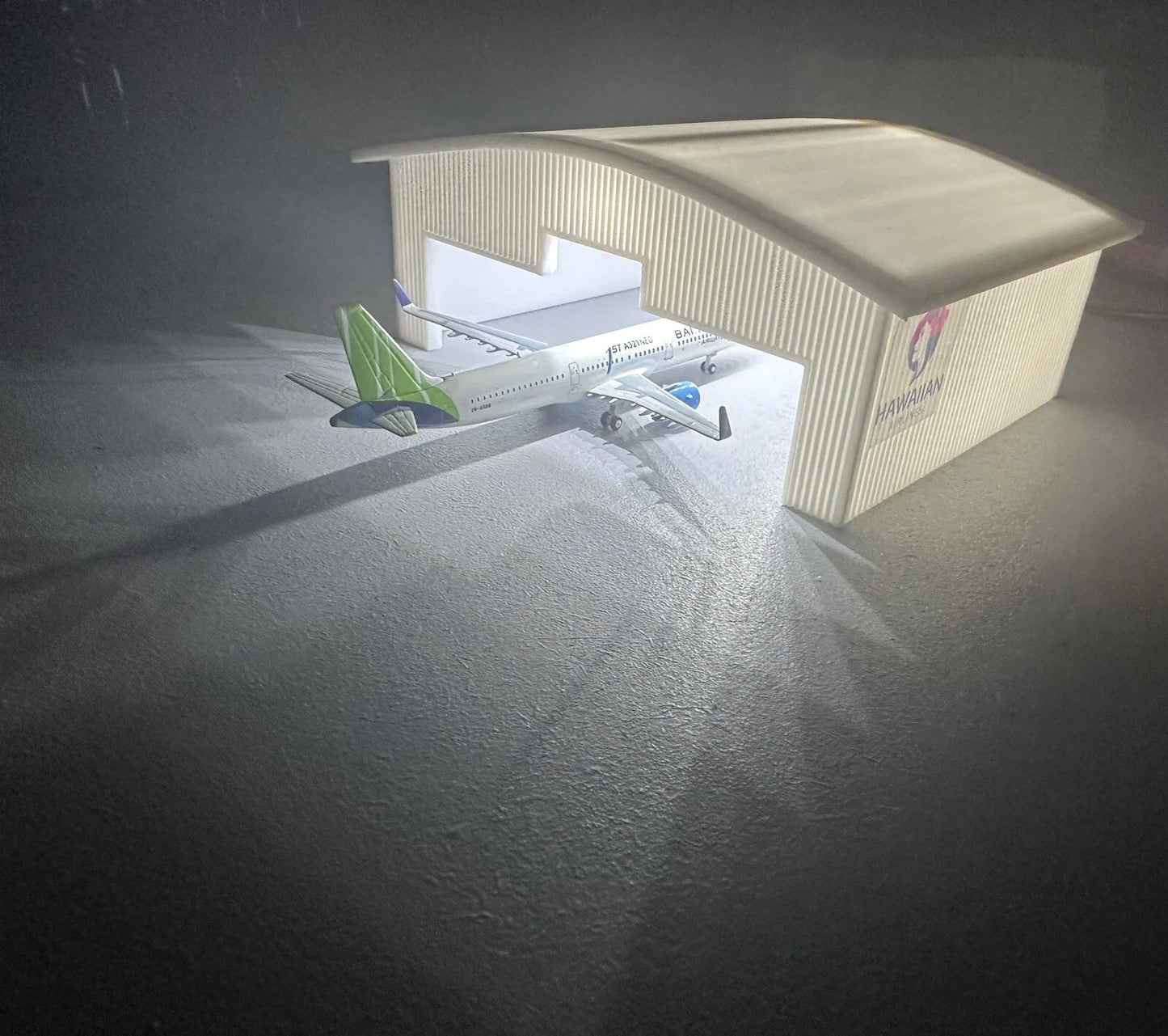 1/500 Small Hangar With Decals Of Your Choice And LEDs