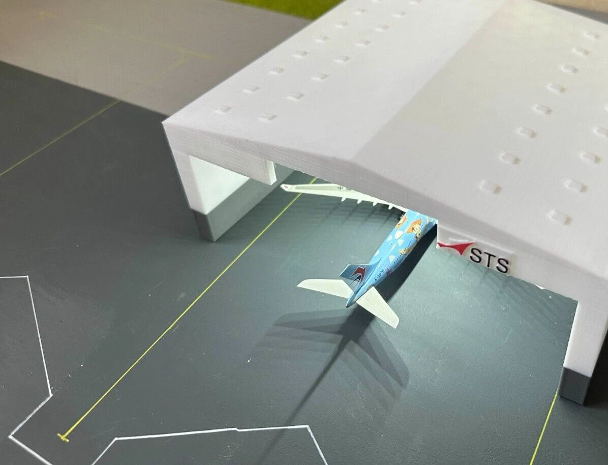 1/400 MRO Hangar (LED) (B747/A340 Size) (Any Company name you want)