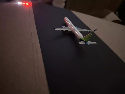 1/400 Runway PAPI Lights With Battery Pack (Any scale & Can Be Hidden By Grass)