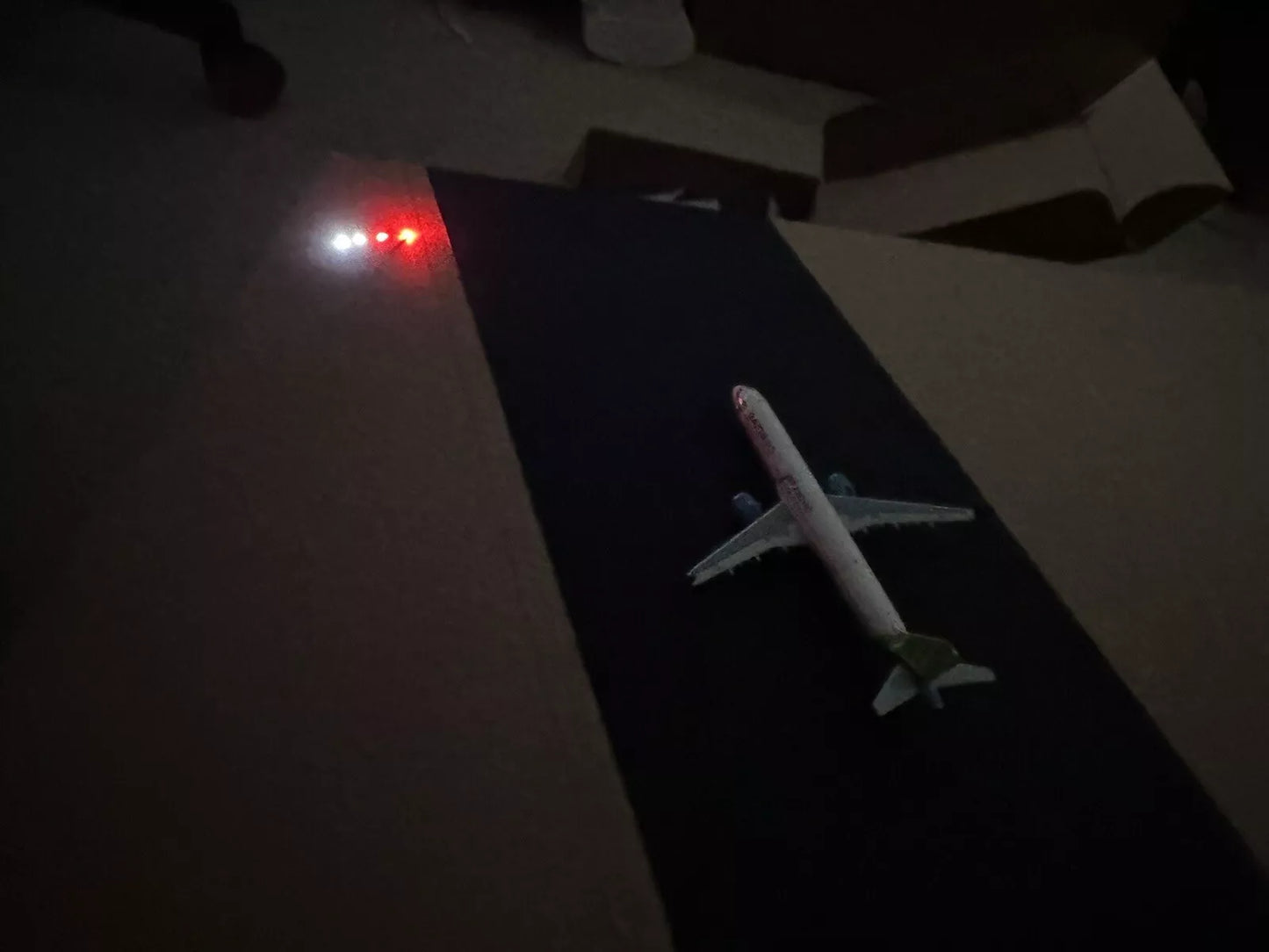 1/400 Runway PAPI Lights With Battery Pack (Any scale & Can Be Hidden By Grass)