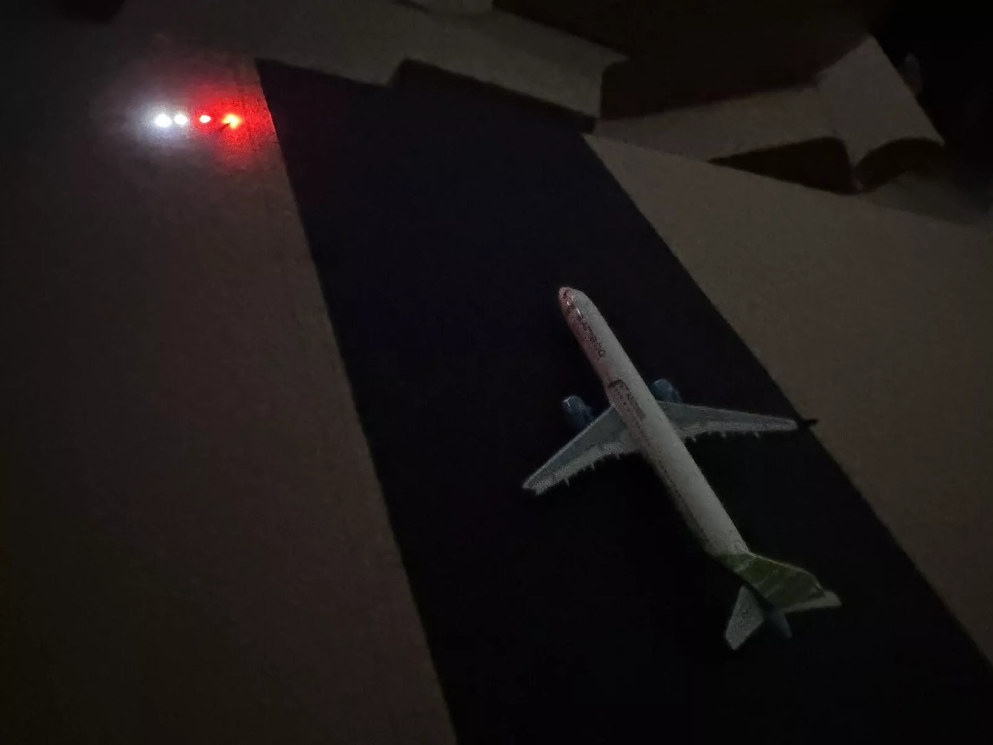 1/400 Runway PAPI Lights With Battery Pack (Any scale & Can Be Hidden By Grass)