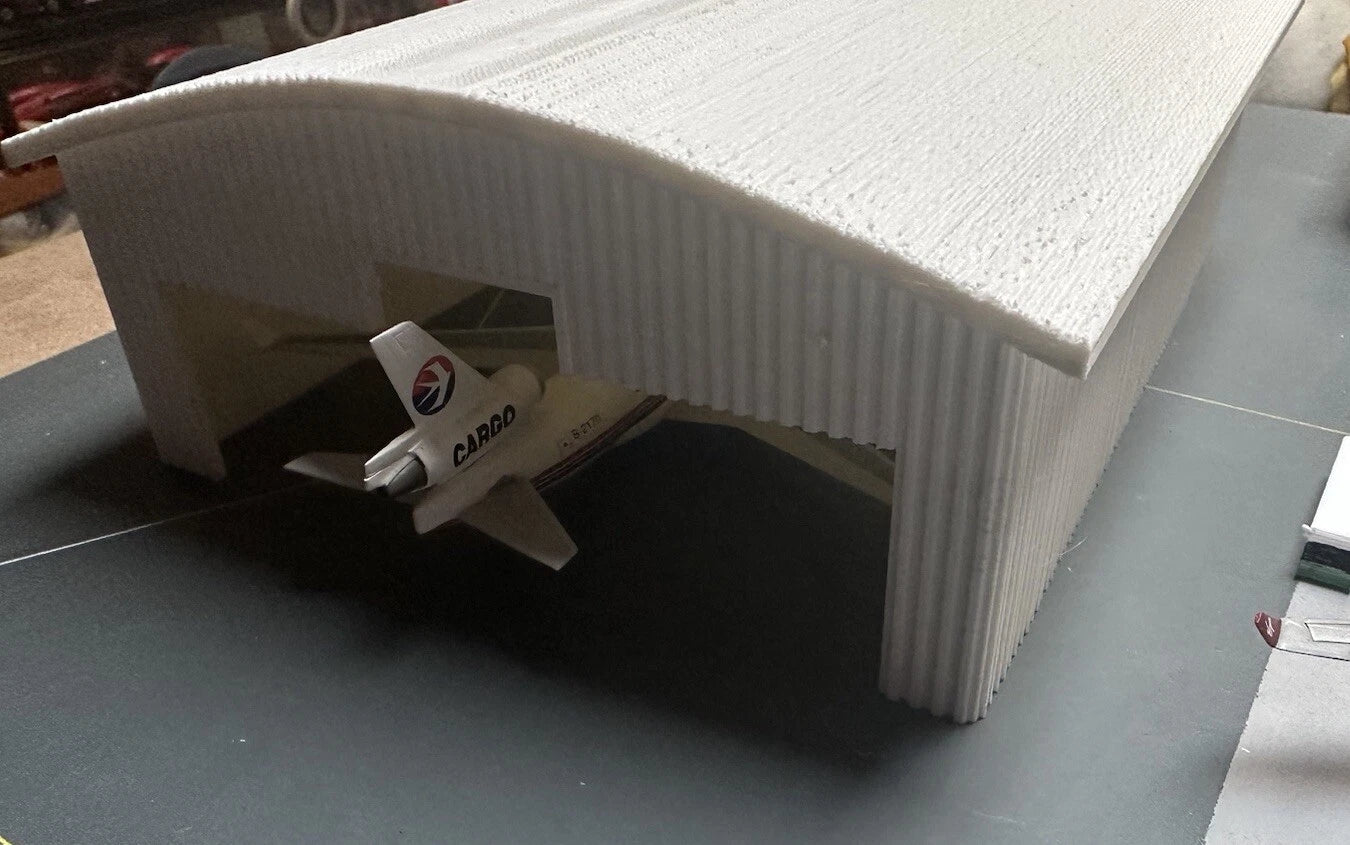 1/400 LED Lit Hangar (Medium MD11 Size/ 2 Narrow Bodies)