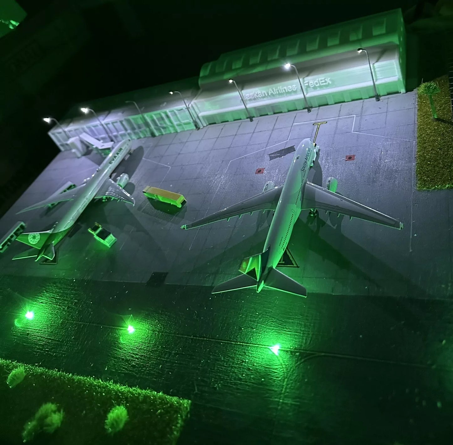 1/200 (x8) Model Airport Taxiway lights (Green) Battery Operated