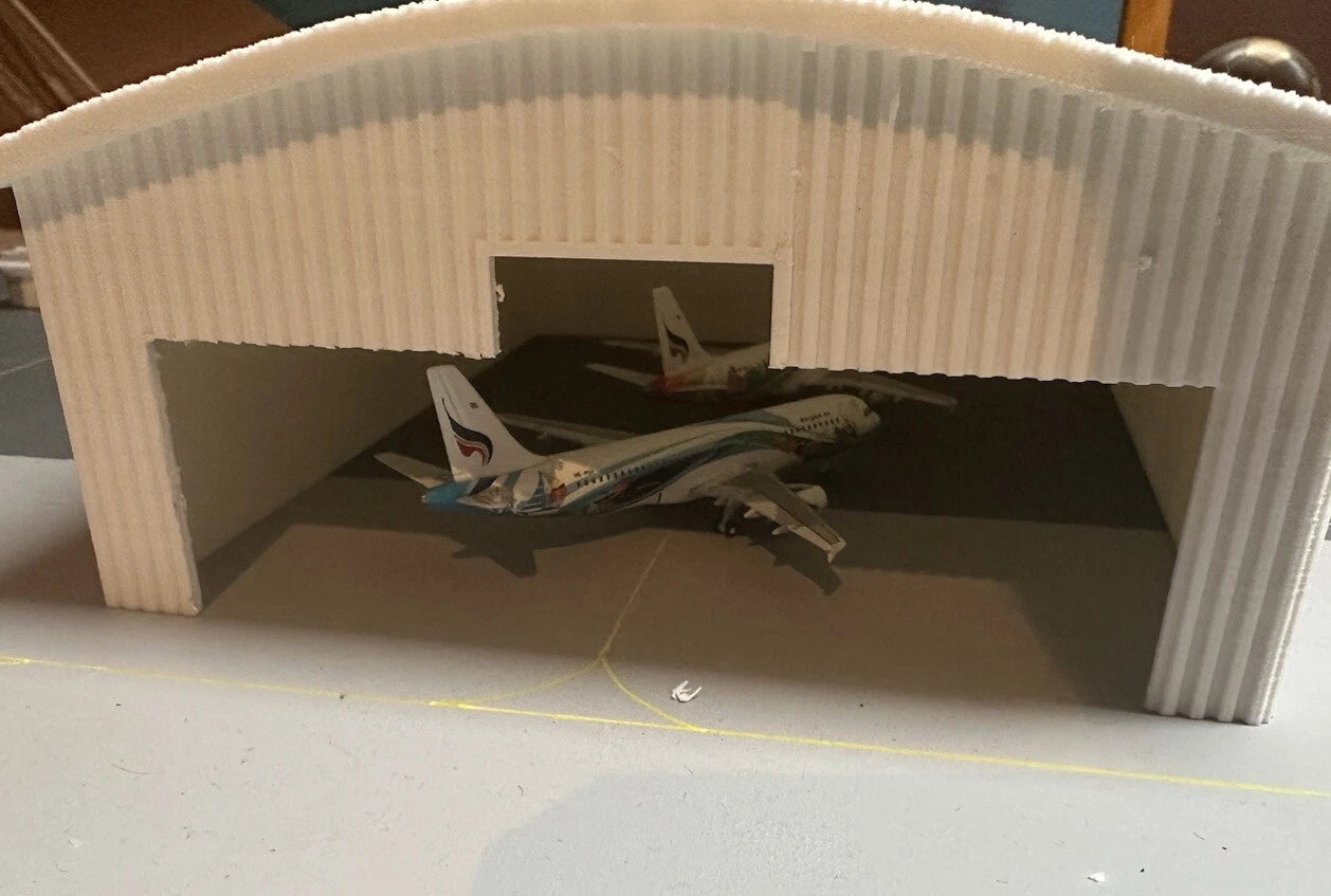 1/400 LED Lit Hangar (Medium MD11 Size/ 2 Narrow Bodies)
