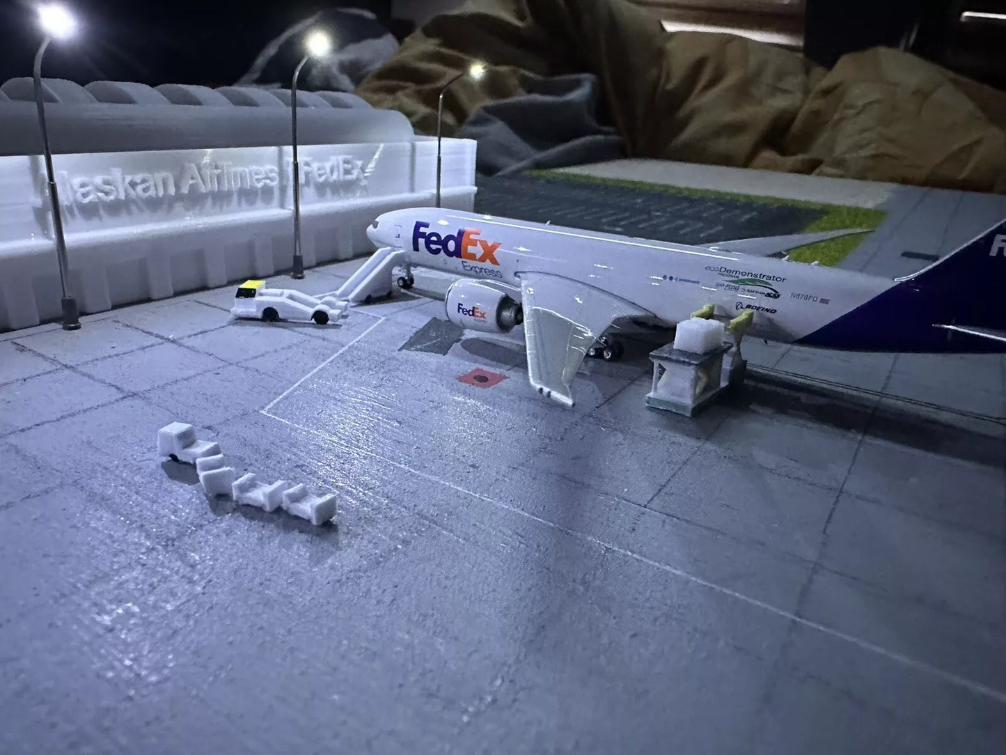 1/400 Cargo Terminal (Name Custom)