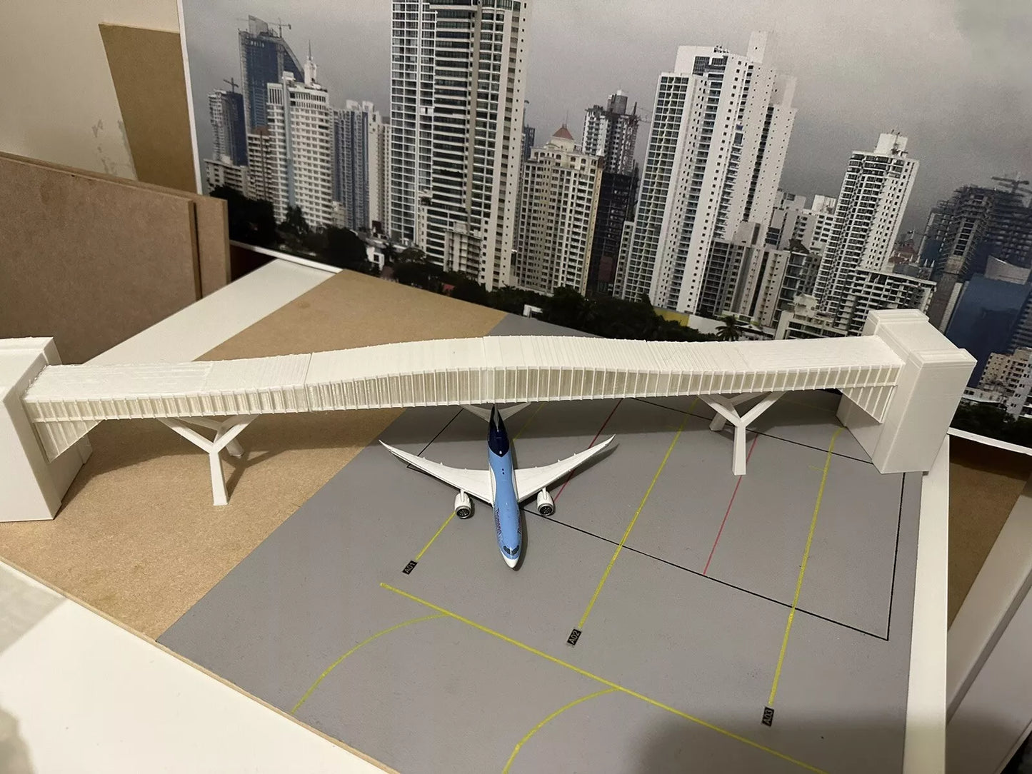 1/200 Gatwick Terminal Bridge + ATC Tower (LED) bundle
