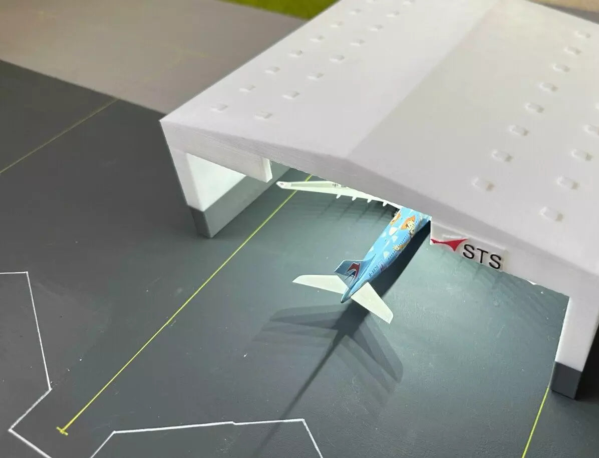 1/200 MRO Hangar (Non-LED) (B747/A340 Size) (Any Company name you want)
