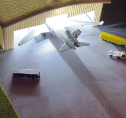 1/200 LED Lit Hangar (Medium MD11 Size/ 2 Narrow Bodies)