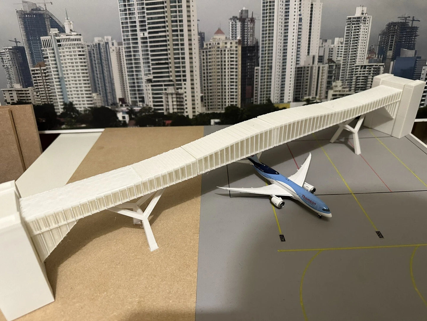 1/200 Gatwick Terminal Bridge + ATC Tower (LED) bundle