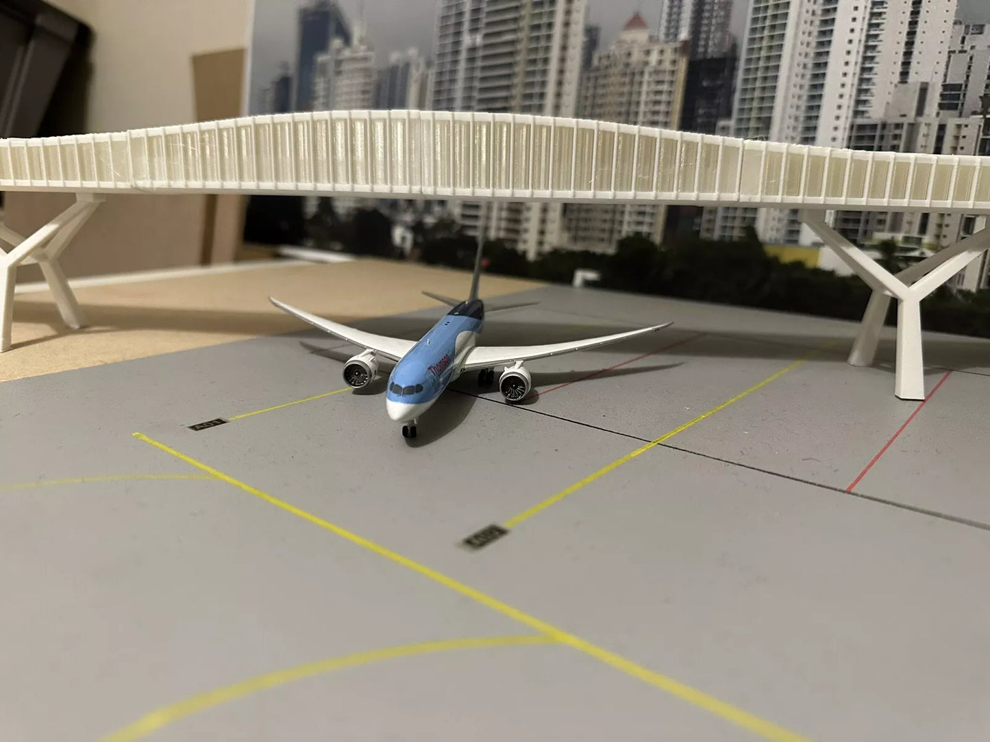 1/200 Gatwick Terminal Bridge + ATC Tower (LED) bundle