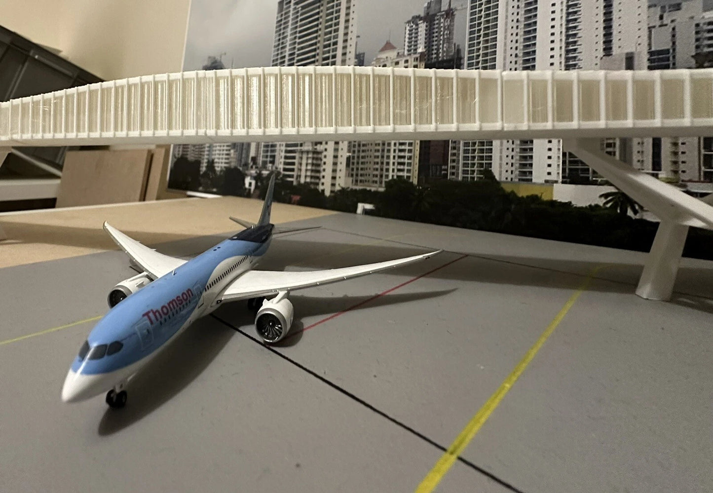1/200 Gatwick Terminal Bridge + ATC Tower (LED) bundle