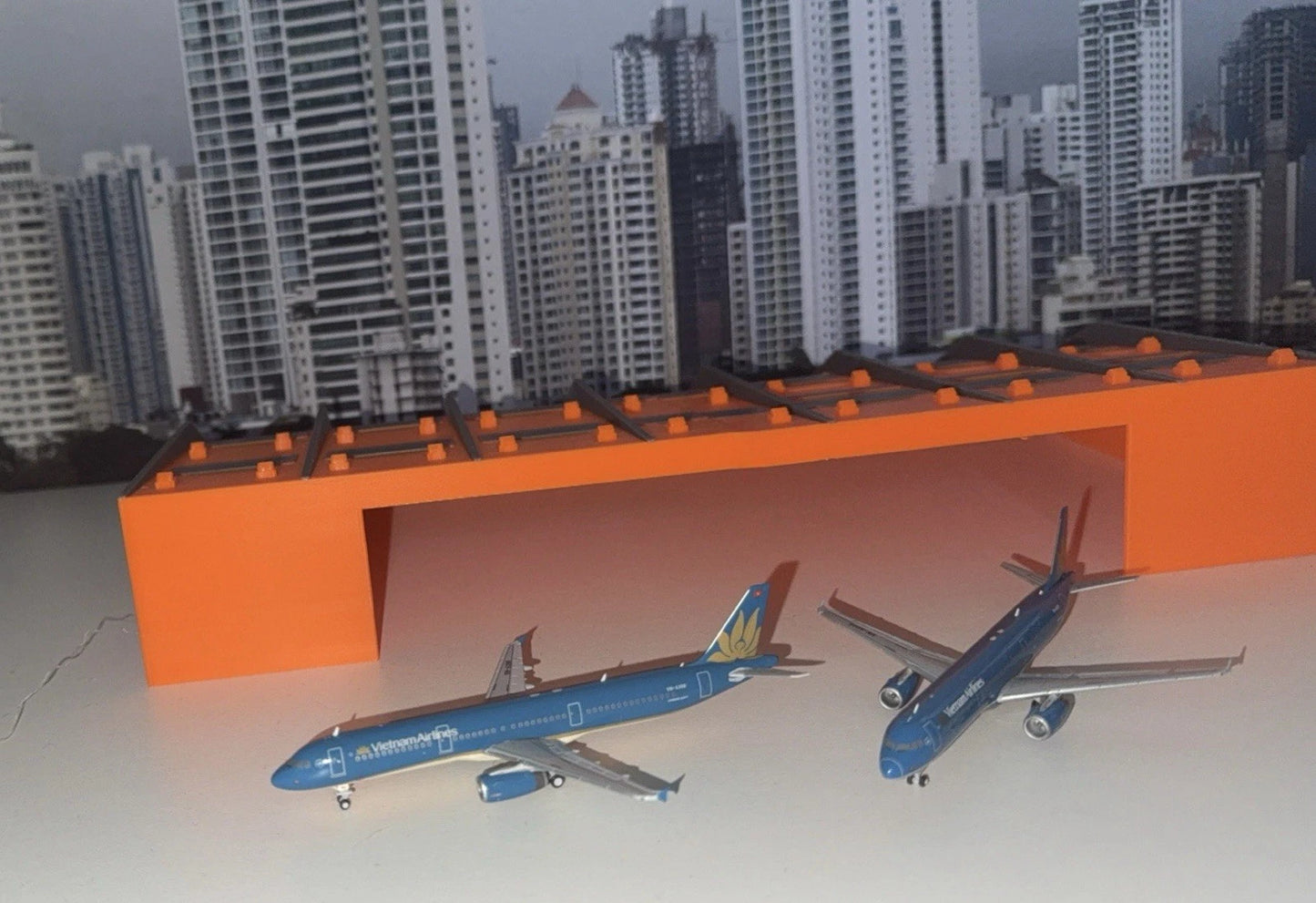 EasyJet Hangar Luton 1/144