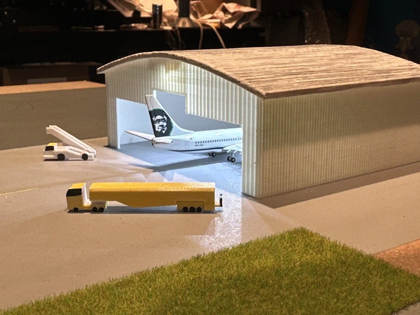 1/200 LED Lit model Hangar (Small 737/320 Size)