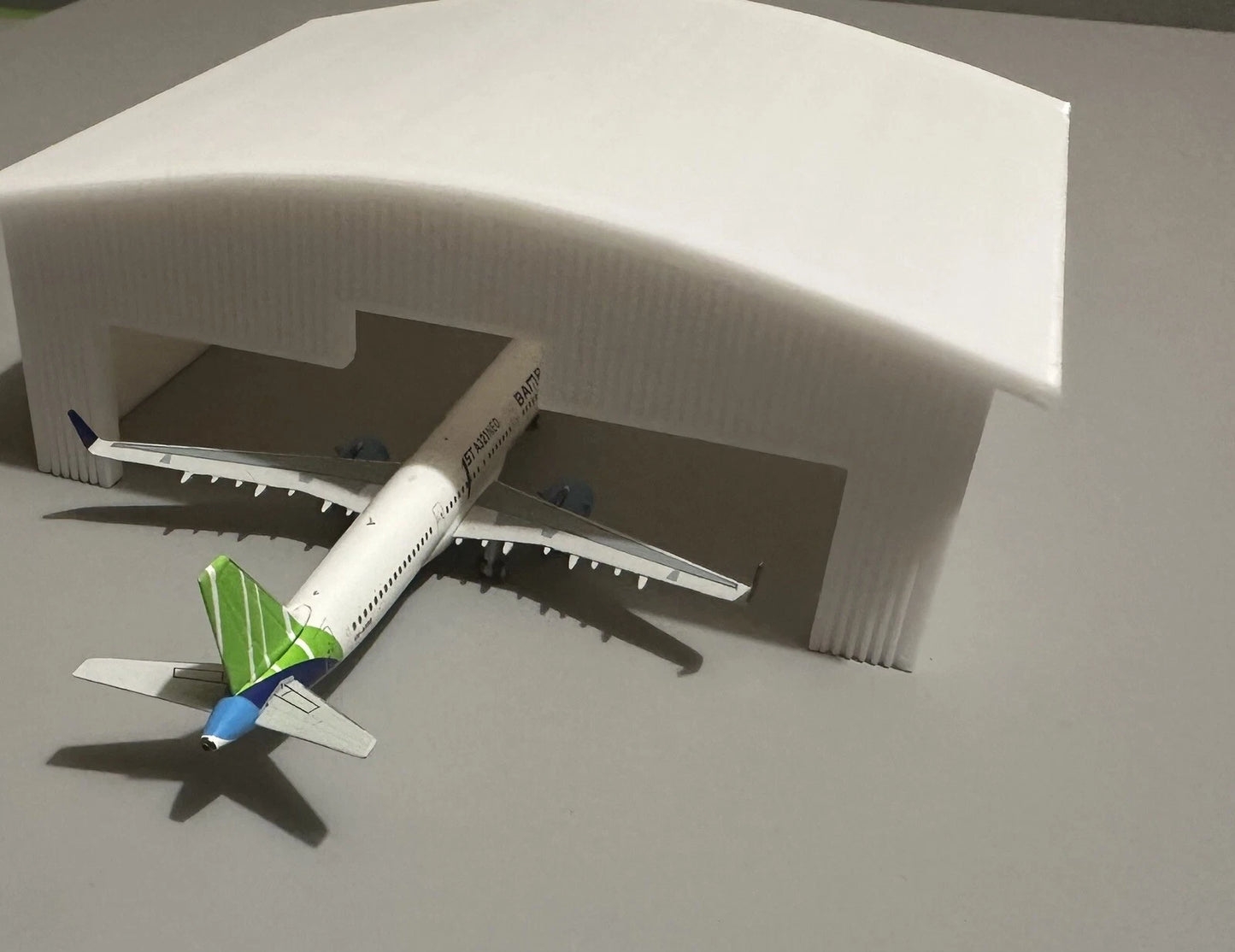 1/200 LED Lit model Hangar (Small 737/320 Size)