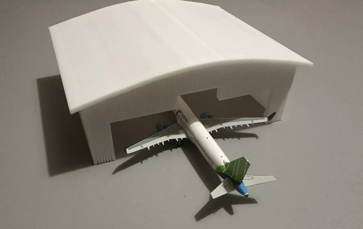 1/200 LED Lit model Hangar (Small 737/320 Size)
