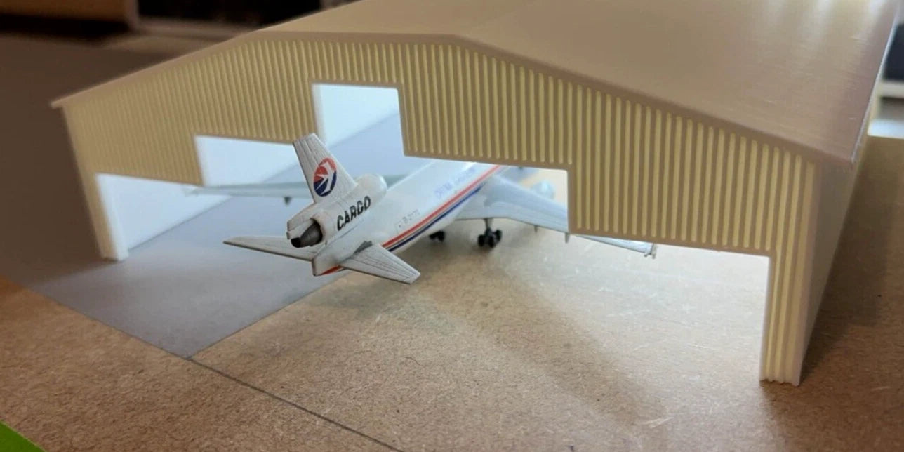 1/500 Hangar Large LED Lit + Decals Of Choice
