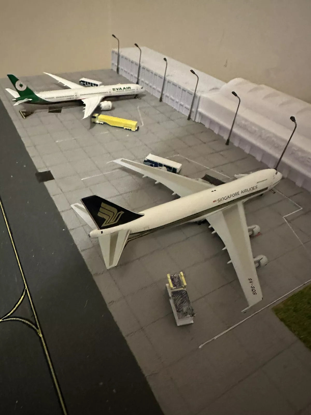 1/400 (8x) Airport Apron lights. Battery Operated