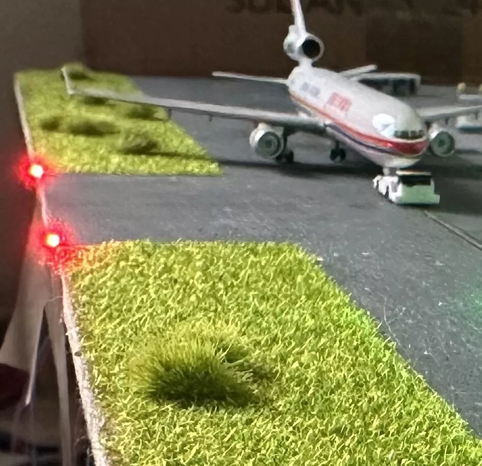 1/200 (x8) Model Airport Taxiway lights (Red) Battery Operated ￼