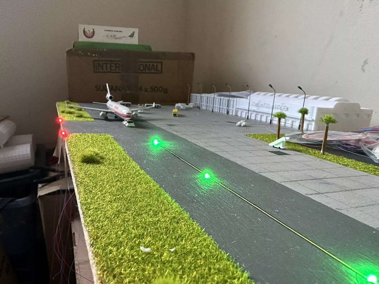 1/200 (x8) Model Airport Taxiway lights (Red) Battery Operated ￼