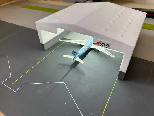 1/200 MRO Hangar (Non-LED) (B747/A340 Size) (Any Company name you want)