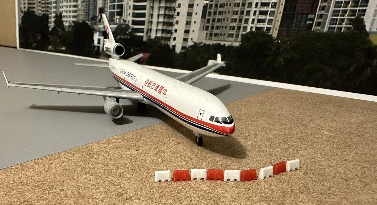 200x Barrier Airport Blocks 1/72 Red + White