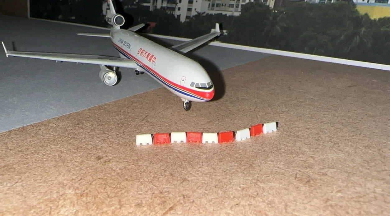 200x Barrier Airport Blocks 1/72 Red + White