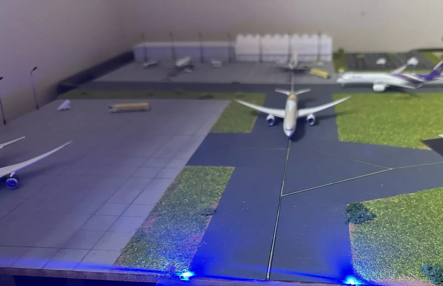 1/500 (x8) Model Airport Taxiway lights (Blue) Battery Operated