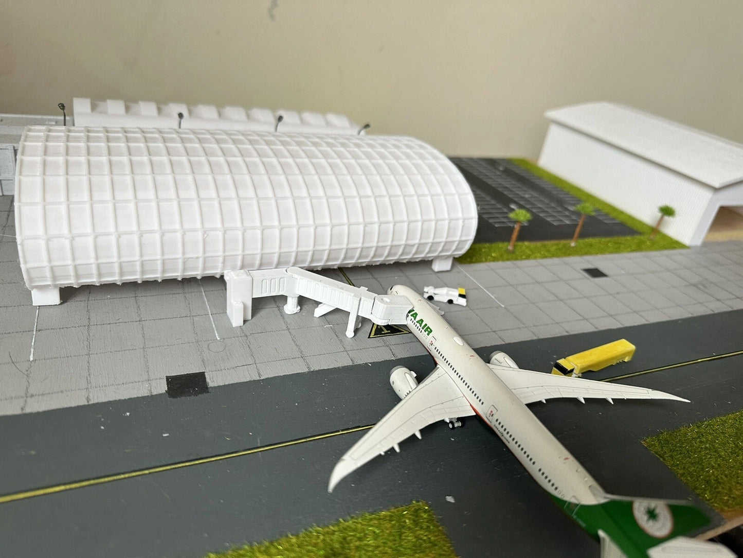 1:400 White Model Airport Terminal