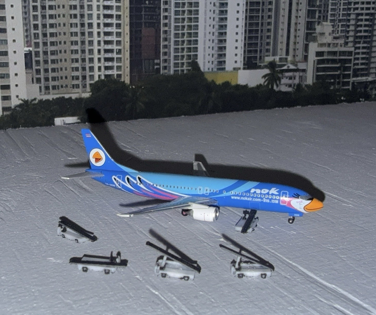 Belt Loaders (12x) 1:500 Diorama Model