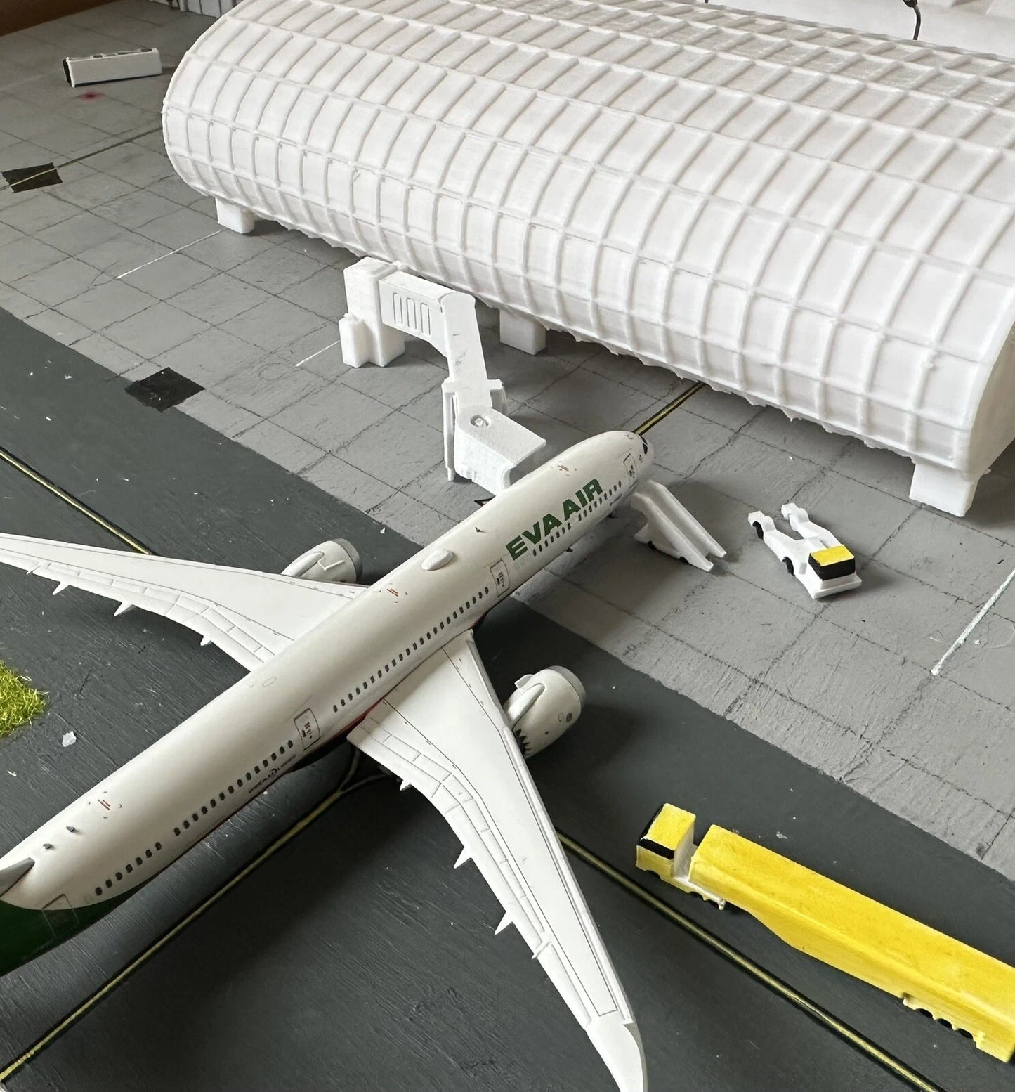 1:400 White Model Airport Terminal