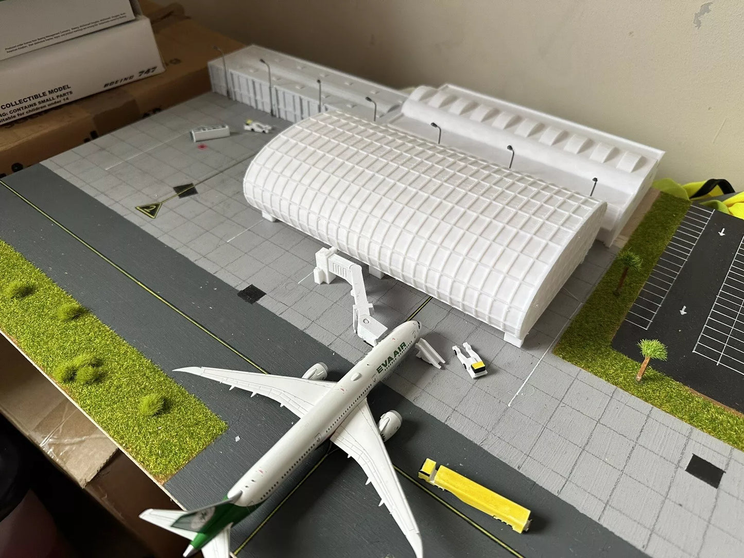 1:400 White Model Airport Terminal