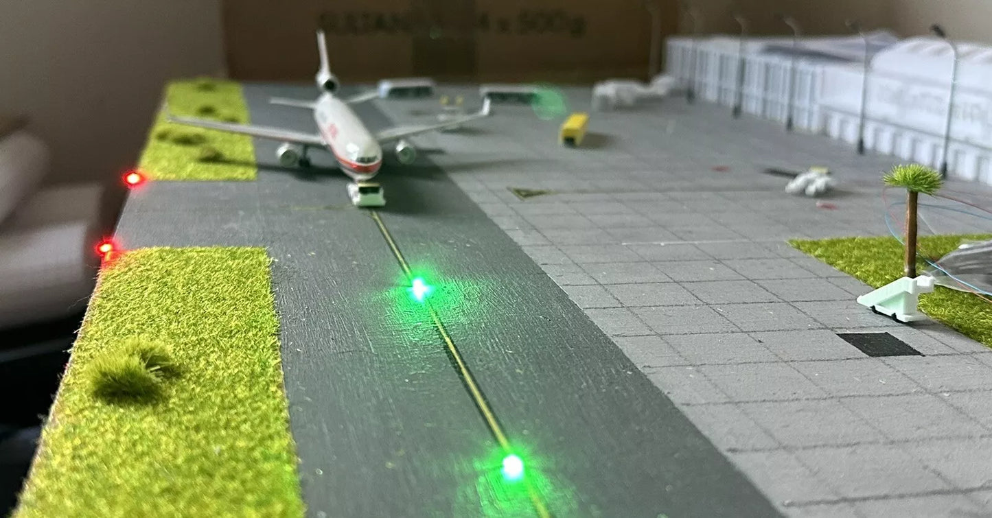 1/500 (x8) Model Airport Taxiway lights (Red) Battery Operated ￼
