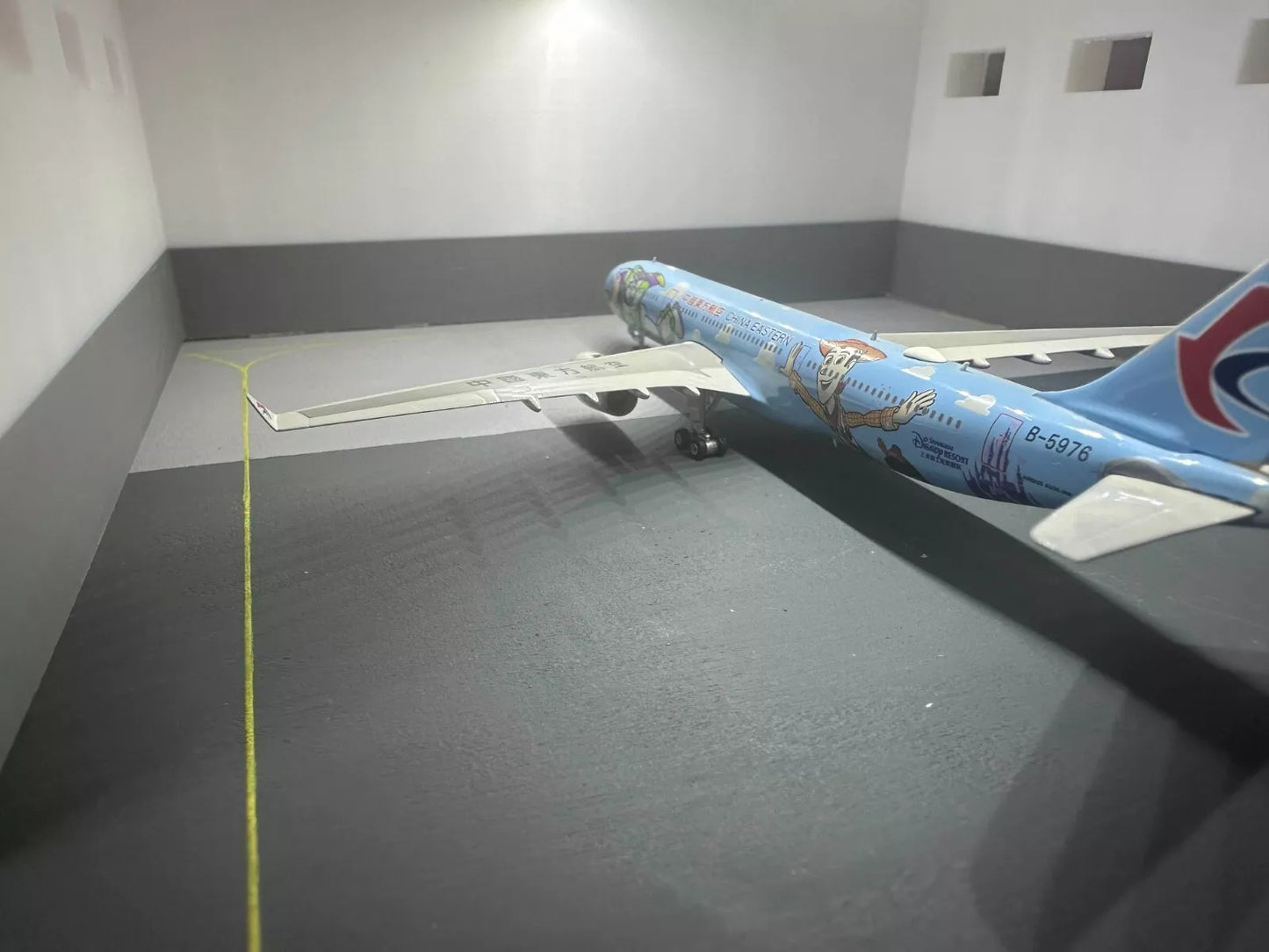 1/200 MRO Hangar (Non-LED) (B747/A340 Size) (Any Company name you want)
