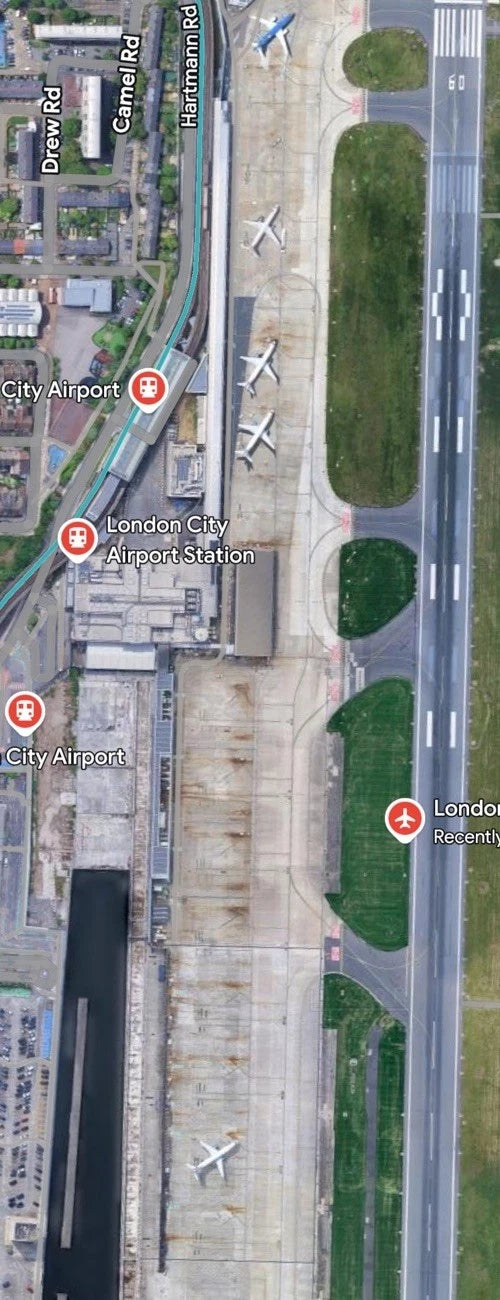 1/400 London City Airport (B/W)