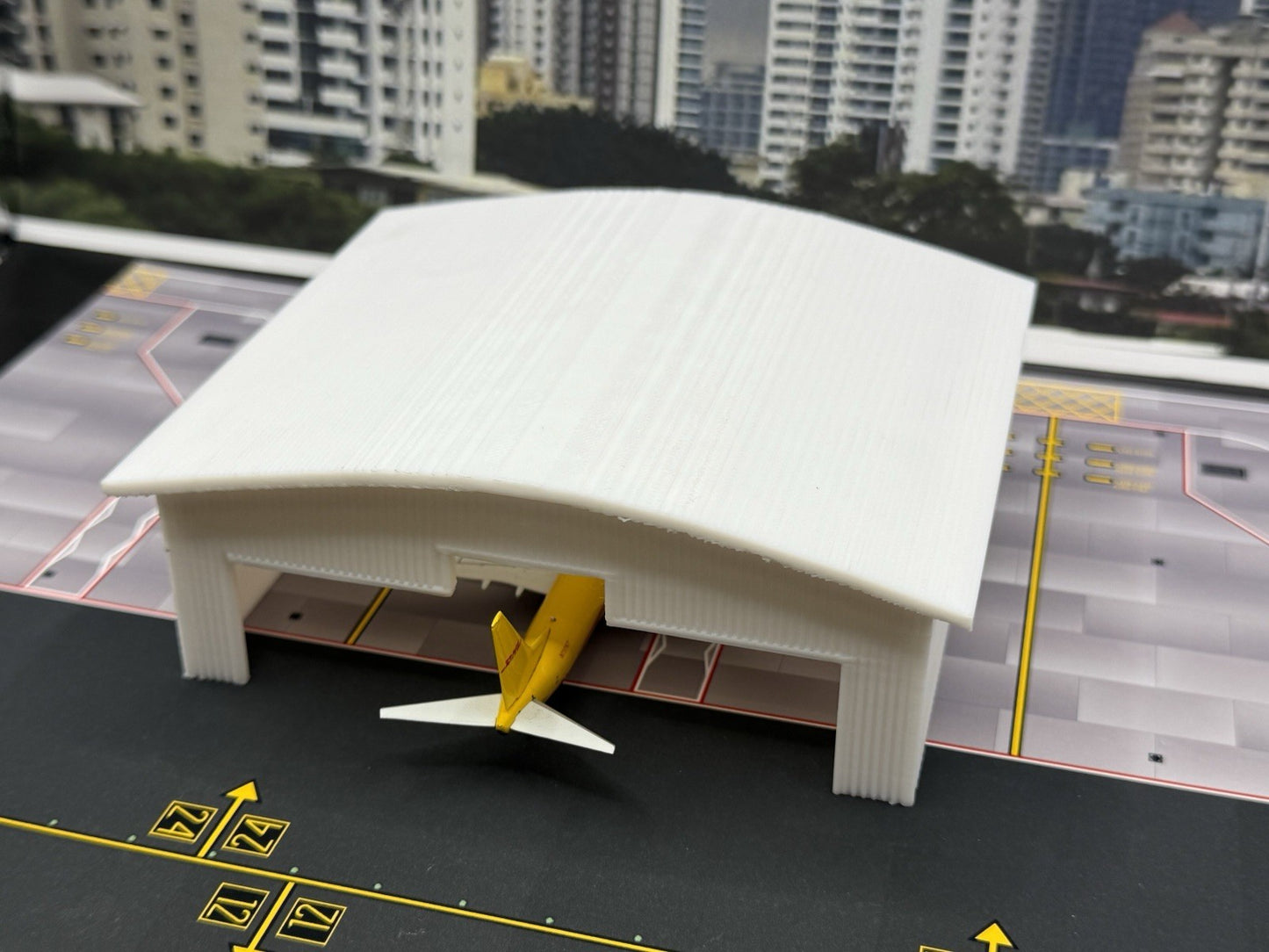 Small Hanger (White) 1:500 Diorama Model